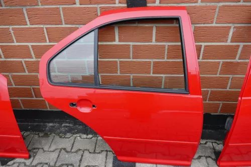 VW Bora Tür hinten rechts nur Limousine rot LP3G (ohne die große Scheibe) (103937)