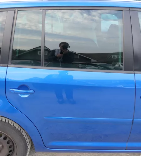 VW Touran 1T Tür hinten rechts blau LA5X mit Scheibe, sonst OHNE Anbauteile (107902)