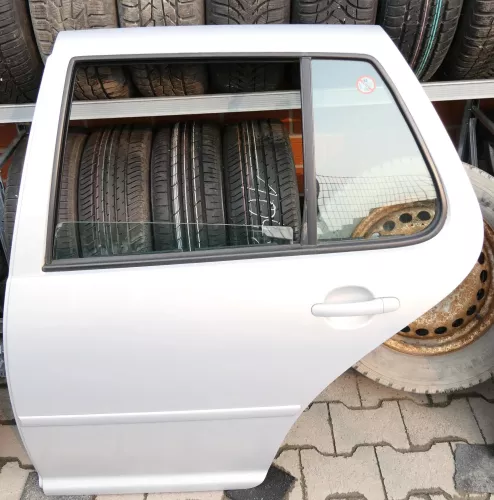 VW Golf 4 Limousine Tür hinten links silber LB7Z (KEINkombi) lackierte Leisten
