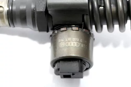 1x Audi A3 8P Touran Pumpe Düse Element 2.0 TDI 03G130073G Einheit BKD AZV (108698)