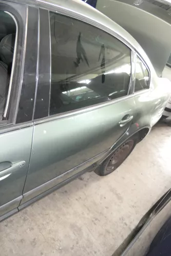 VW Passat 3B 3BG Limousine Tür hinten links mit Scheibe grün LA6W (111409)