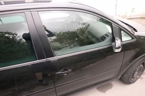 VW Touran 1T 1T3 Tür vorne rechts Beifahrertür schwarz LC9Z - ohne Anbauteile (112107)