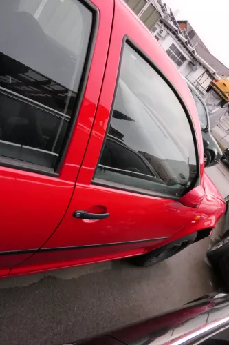 VW Golf 4 Bora Tür vorne rechts Beifahrertür 4/5-Türer + Kombi Variant rot LP3G (113470)
