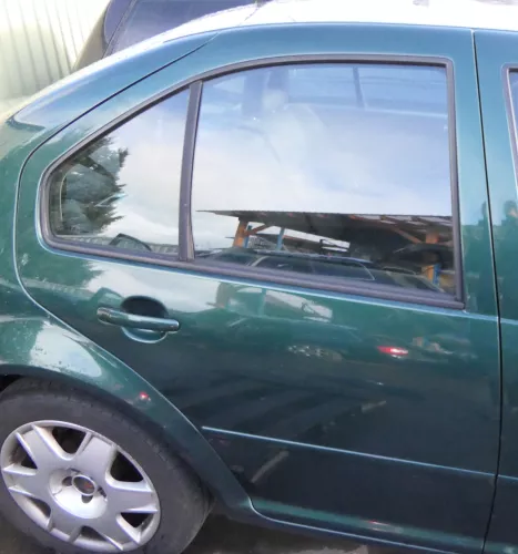 VW Bora Tür hinten rechts nur Limousine grün LC6M (113667)