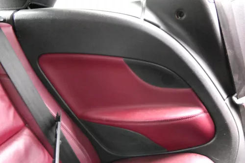 VW Eos 1F 1x Türverkleidung Verkleidung Seite hinten links Leder rot schwarz (113850)