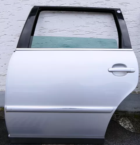 VW Passat 3B 3BG Kombi Variant Tür hinten links silber LA7W mit Anbauteilen (116095)