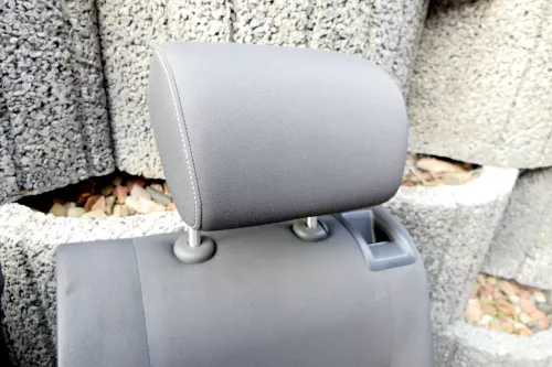 VW Golf 5 V Kopfstütze hinten rechts oder links anthrazit dunkel weiße Nähte (117187)
