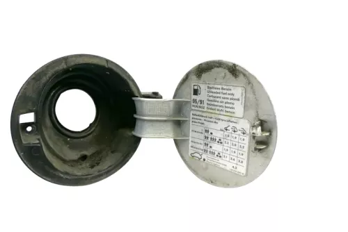 VW Golf 4 Limousine Tankdeckel Deckel Tank Tankverschluß Silber LB7Z --- (121204)