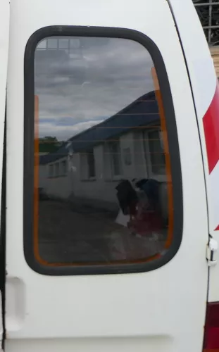 VW Caddy 9K Seat Inca nur Scheibe für Tür hinten rechts Heckklappe Hecktür  (121558)