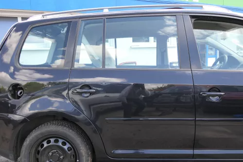 VW Touran 1T 1T3 Tür hinten rechts schwarz LC9Z metallic mit Scheibe (127961)