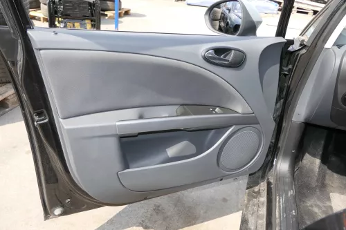 Seat Leon 1P Türverkleidung Verkleidung Tür vorne links Griff grau kometengrau