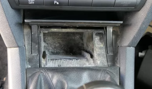 Skoda Octavia 1Z Aschenbecher Zigarettenanzünder vorne 1Z1857762 (130283)