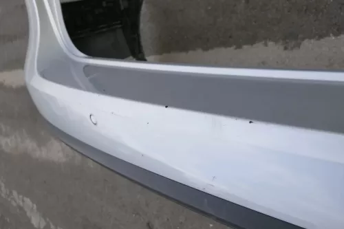 Passat 3C Limousine Stoßstange hinten Heckstoßstange Stoßfänger silber LA7W PDC (143925)
