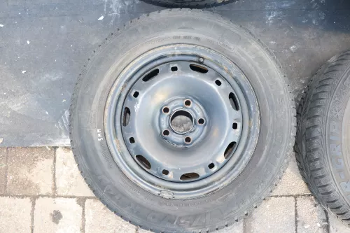 VW Polo 6R Ibiza Felgen Reifen 175/70 R14 84T Winterreifen 5jx14H2 ET35 ca 4-5mm (145183)