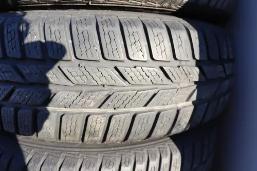 VW Polo 6R Ibiza Felgen Reifen 175/70 R14 84T Winterreifen 5jx14H2 ET35 ca 4-5mm (145183)