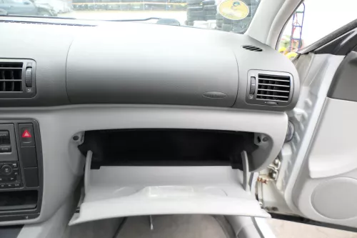 VW Passat 3B 3BG Handschuhfach grau Handschuhfachdeckel Deckel Klappe (150672)