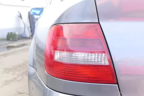 Audi A4 B5 Limousine hinten links Rückleuchte original Lampenträger Facelift (151212)