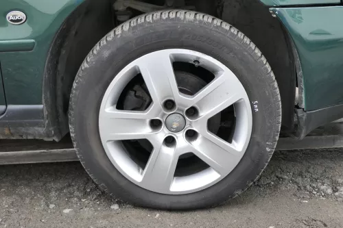 Aud A4 B5 A6 4B Alufelgen 205/55 R16 Sommerreifen Reifen Felgen 8E0601025B 5-6mm