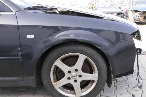 Audi A6 4B Kotflügel vorne rechts schwarz LZ9W (bis ca.Mitte 2001 passend  Delle