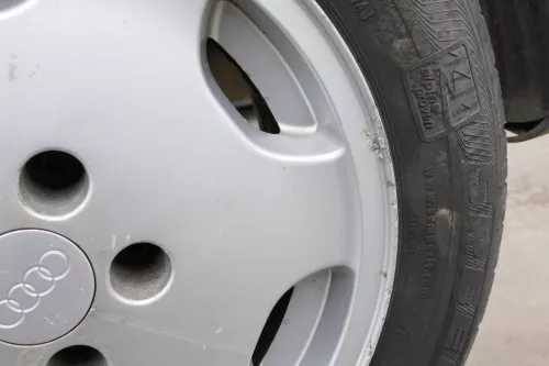 4x Audi A4 100 Alufelgen 195/65 R15 91T Winterreifen Reifen 3-6mm 441601025S (156573)