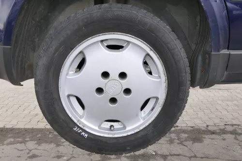 4x Audi A4 100 Alufelgen 195/65 R15 91T Winterreifen Reifen 3-6mm 441601025S (156573)