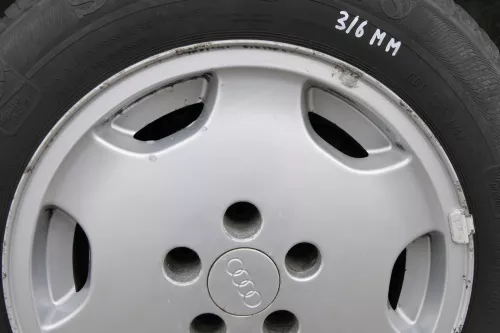 4x Audi A4 100 Alufelgen 195/65 R15 91T Winterreifen Reifen 3-6mm 441601025S (156573)