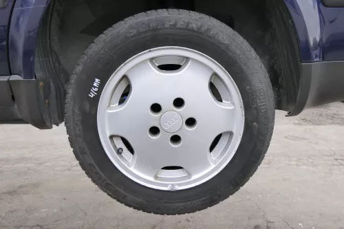 4x Audi A4 100 Alufelgen 195/65 R15 91T Winterreifen Reifen 3-6mm 441601025S (156573)