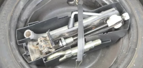 VW Golf 5 1K 6 Plus Bordwerkzeug Pannenset Wagenheber für Ersatzrad Notrad (156853)