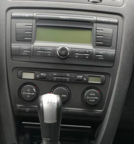 Skoda Octavia 1Z Mittelkonsole Verkleidung um Radio Blende Armaturenbrett 1Z0858 (157360)