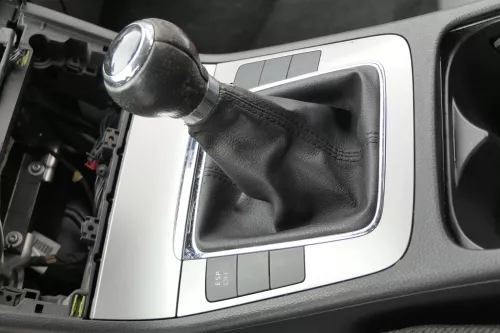 Passat 3C Mittelkonsole Verkleidung Radio Klappe Abdeckung Dekor silber/schwarz (157439)