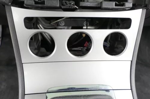 Passat 3C Mittelkonsole Verkleidung Radio Klappe Abdeckung Dekor silber/schwarz (157439)