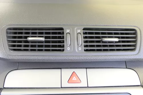 Passat 3C Mittelkonsole Verkleidung Radio Klappe Abdeckung Dekor silber/schwarz (157664)
