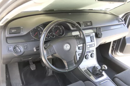 Passat 3C Mittelkonsole Verkleidung Radio Klappe Abdeckung Dekor silber/schwarz  (157664)