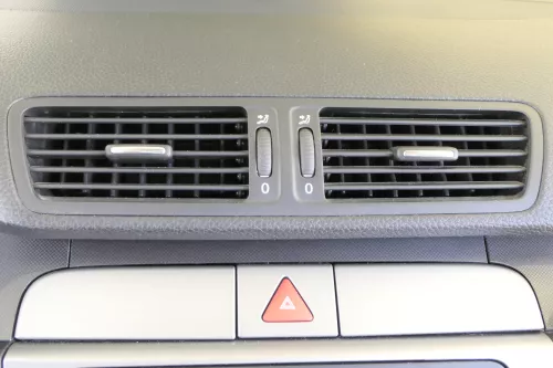 Passat 3C Mittelkonsole Verkleidung Radio Klappe Abdeckung Dekor silber/schwarz  (157664)