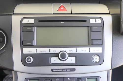 Passat 3C Mittelkonsole Verkleidung Radio Klappe Abdeckung Dekor silber/schwarz  (157664)
