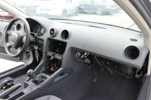Audi A3 8P Armaturenbrett Cockpit Amaturbrett - ohne Anbauteile - blau (157882)