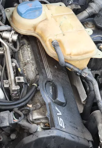 Audi A6 4B A4 Motor Zylinderkopf mit Nockenwelle + Ventile AGG AJG links 2,4 V6 (158005)