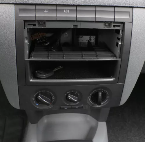 Skoda Fabia 6Y Mittelkonsole Verkleidung um Radio schwarz 6Y1858089A grau 63L
