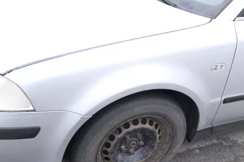 VW Passat 3BG 3B6 Kotflügel vorne links silber LA7W (Blinkerloch) - ROST (158374)