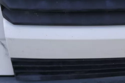 VW T4 kurze Version Grill Kühlergrill VW Zeichen Logo weiß 701853653 (158382)