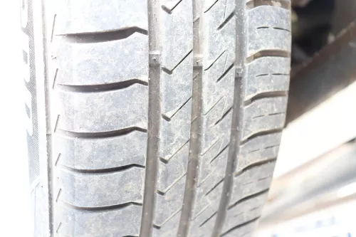 VW Polo 9N Felgen Reifen 165/70 R14 81T Sommerreifen ca. 4-6mm OHNE RADKAPPEN (159040)