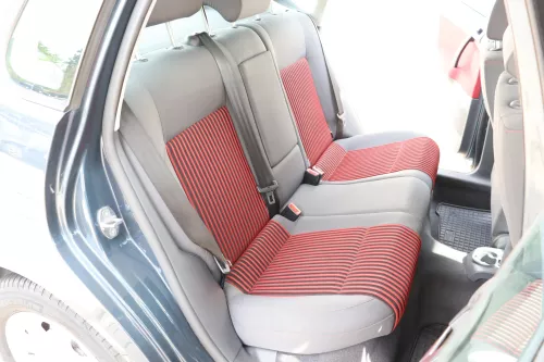 VW Polo 9N 9N3 Sitz Rückbank Sitzfläche Sitze 3 Punkt Gurt hinten rot Kopfstütze (159181)
