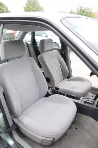 Audi 80 Sitz Fahrersitz vorne links +rechts Beifahrersitz  (159887)