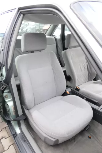 Audi 80 Sitz Fahrersitz vorne links +rechts Beifahrersitz  (159887)