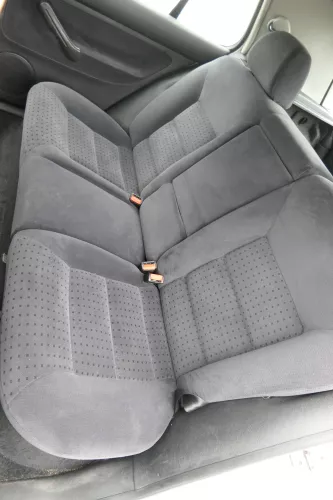 Golf 4 Limousine Sitz Rückbank Rücksitzbank Sitzfläche Sitze Kopfstützen Velour  (161088)