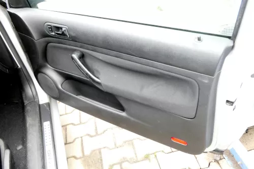 VW Golf 4 2/3-Türer Türverkleidung Verkleidung Tür vorne rechts schwarz (162050)