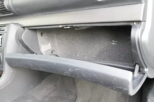 Audi A4 B5 Handschuhfach schwarz Handschuhfachdeckel Deckel Klappe Kratzer (162137)