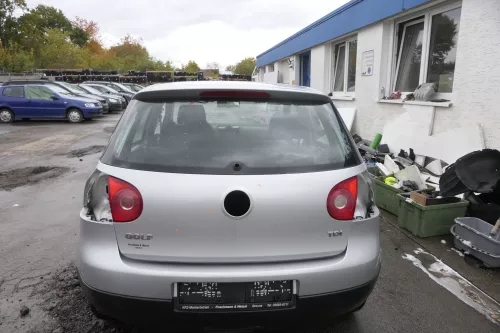 VW Golf 5 V Heckklappe hinten Kofferraumklappe mit Scheibe silber grau LA7W Sil (162377)