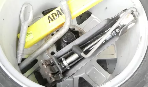 VW Golf 5 1K 6 Plus Bordwerkzeug Pannenset Wagenheber für Ersatzrad Notrad