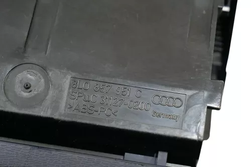 Audi A3 8L Aschenbecher Zigarettenanzünder vorne 8L0857951N 6PS Facelift schwarz (162733)